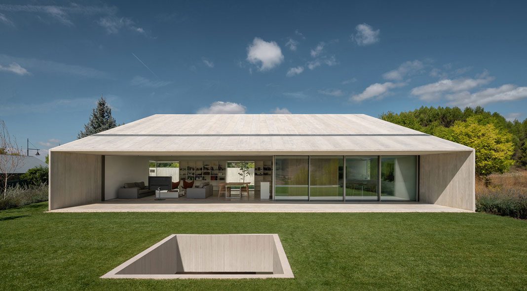 Modern and minimalist Pamplona vila by Pereda Pérez Arquitectos.