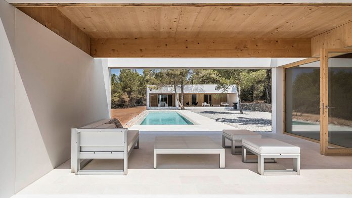 A house in Sant Mateu, Ibiza by architecture studio Marià Castelló.
