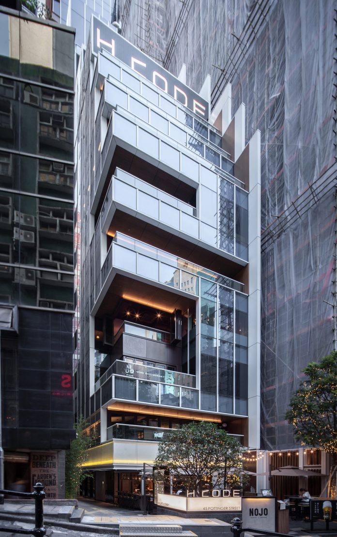The outdoor terrace space provides a green environment for the restaurant.