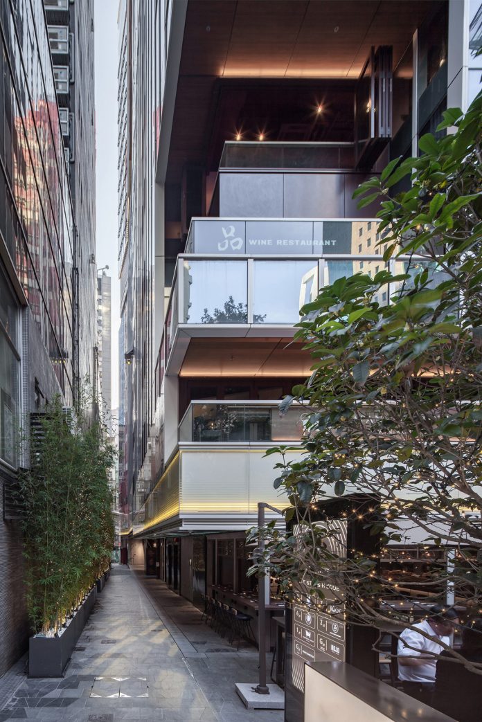 The outdoor terrace space provides a green environment for the restaurant.