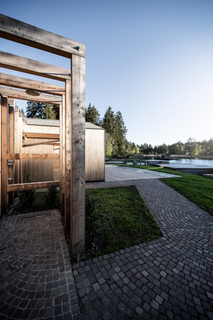 Lake House Völs, a discreet and small lake-hut in the heart of the magnificent mountain landscape of the Sciliar in the South Tyrolean Dolomites in Italy.