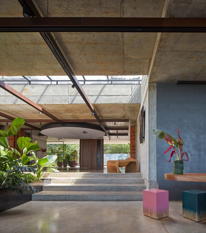 A luxury concrete villa designed by architecture studios Formafatal and Refuel Works for ArtVillas Costa Rica.