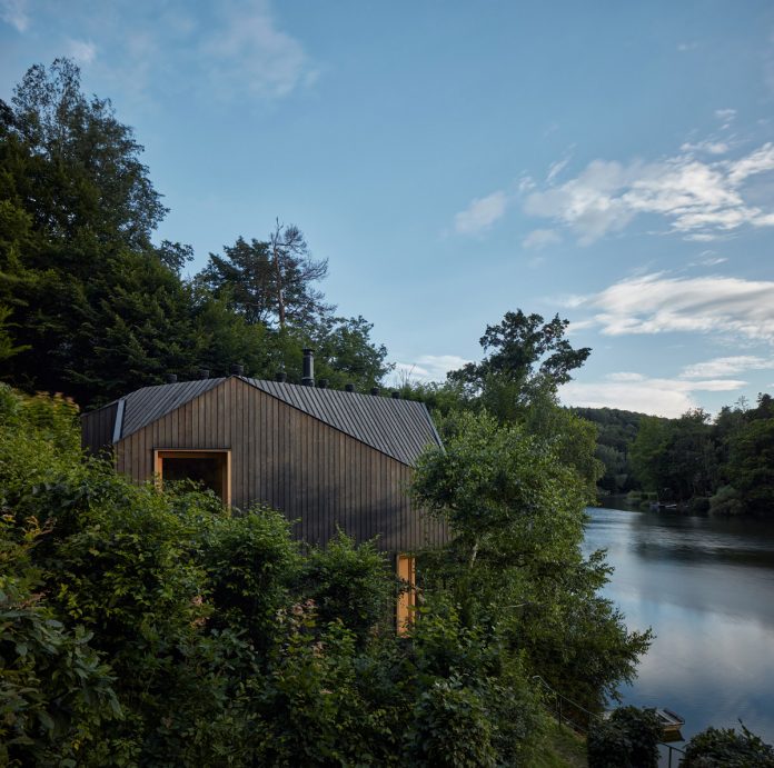Architecture studio Prodesi/Domesi designed a cottage inspired by a ship cabin
