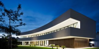The Curved White House in Portugal by Frari studio of architect Maria Fradinho