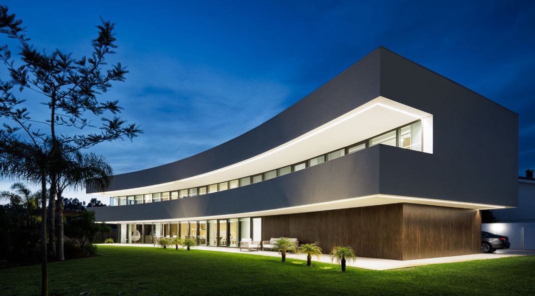 The Curved White House in Portugal by Frari studio of architect Maria Fradinho The Curved White House in Portugal by Frari studio of architect Maria Fradinho