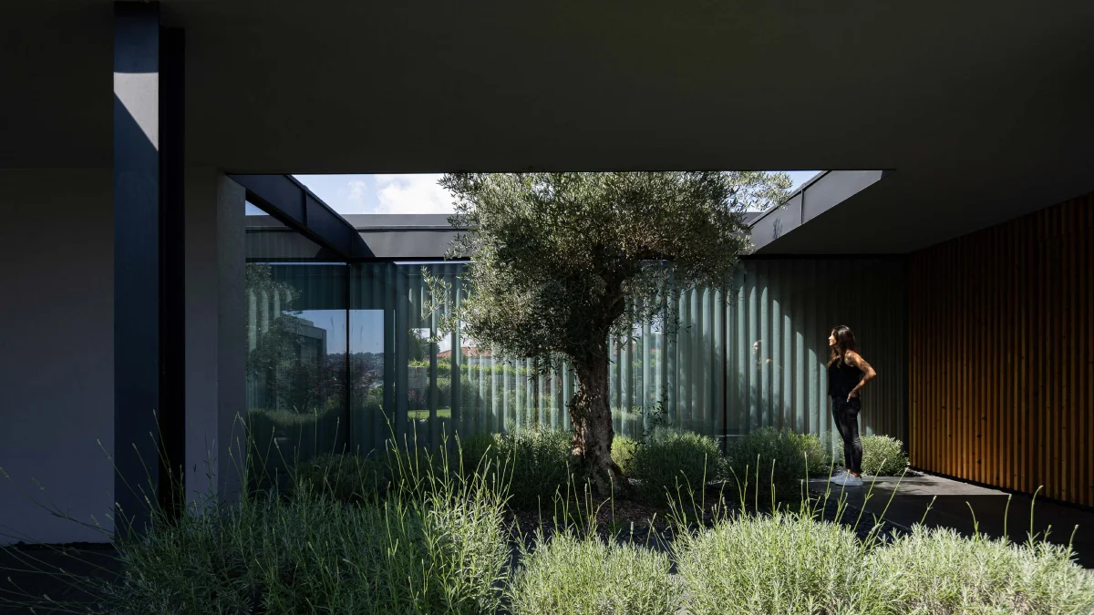 Casa da Encosta, a project by Ricardo Azevedo Arquitecto, photographed by Ivo Tavares Casa da Encosta, a project by Ricardo Azevedo Arquitecto, photographed by Ivo Tavares