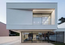 Urbanpolis – Construções e Empreendimentos, Lda designed a calm white house designed for everyday life.