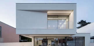 Urbanpolis – Construções e Empreendimentos, Lda designed a calm white house designed for everyday life.